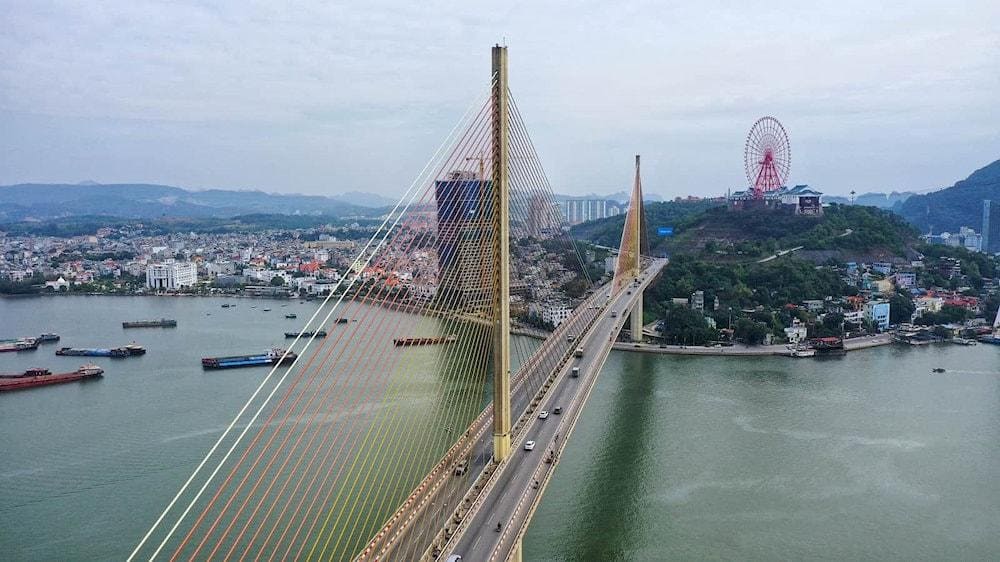Whether you're a traveler, photographer, or architecture enthusiast, visiting Bai Chay Bridge promises an unforgettable experience